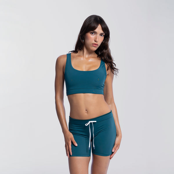 Dayana wears a size S