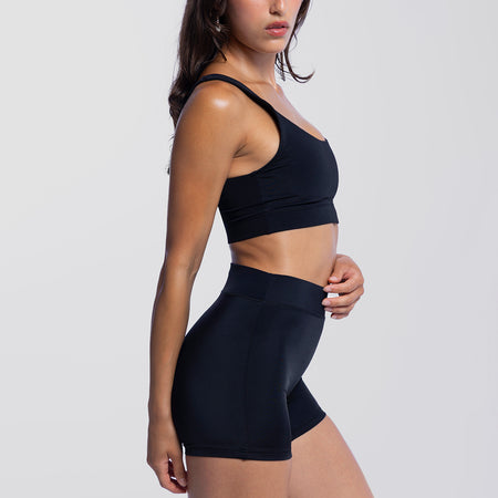 Dayana wears a size S