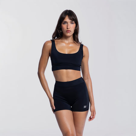 Dayana wears a size S