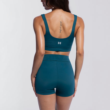 Dayana wears a size S