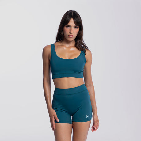 Dayana wears a size S