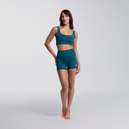 Dayana wears a size S