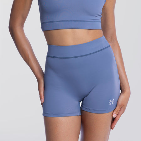 Dayana wears a size S