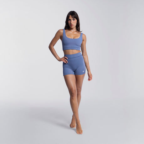 Dayana wears a size S
