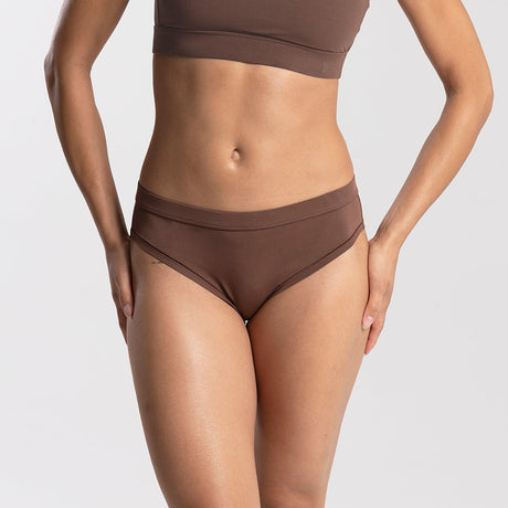 Dayana wears a size S