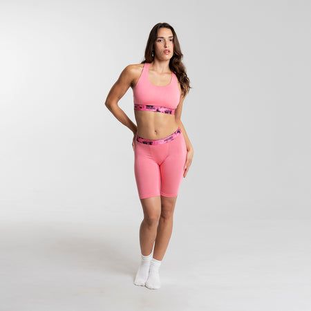 Dayana wears a size S