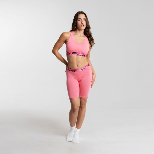 Dayana wears a size S