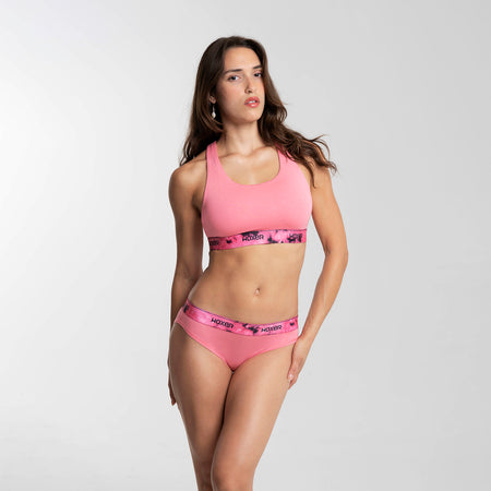 Dayana wears a size S